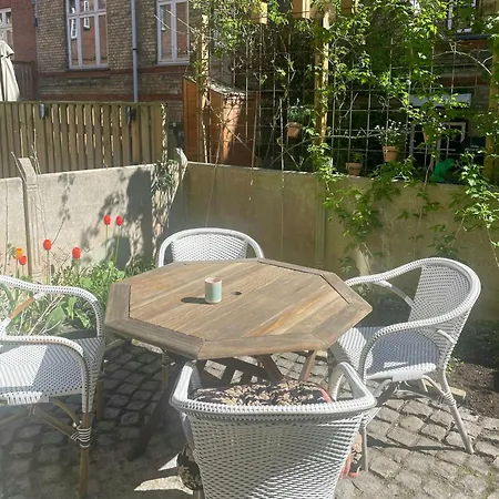 Raekkehus Med Baggard Naer Skjolds Plads
