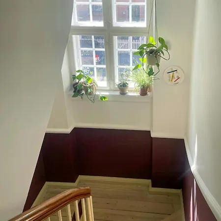 Raekkehus Med Baggard Naer Skjolds Plads
